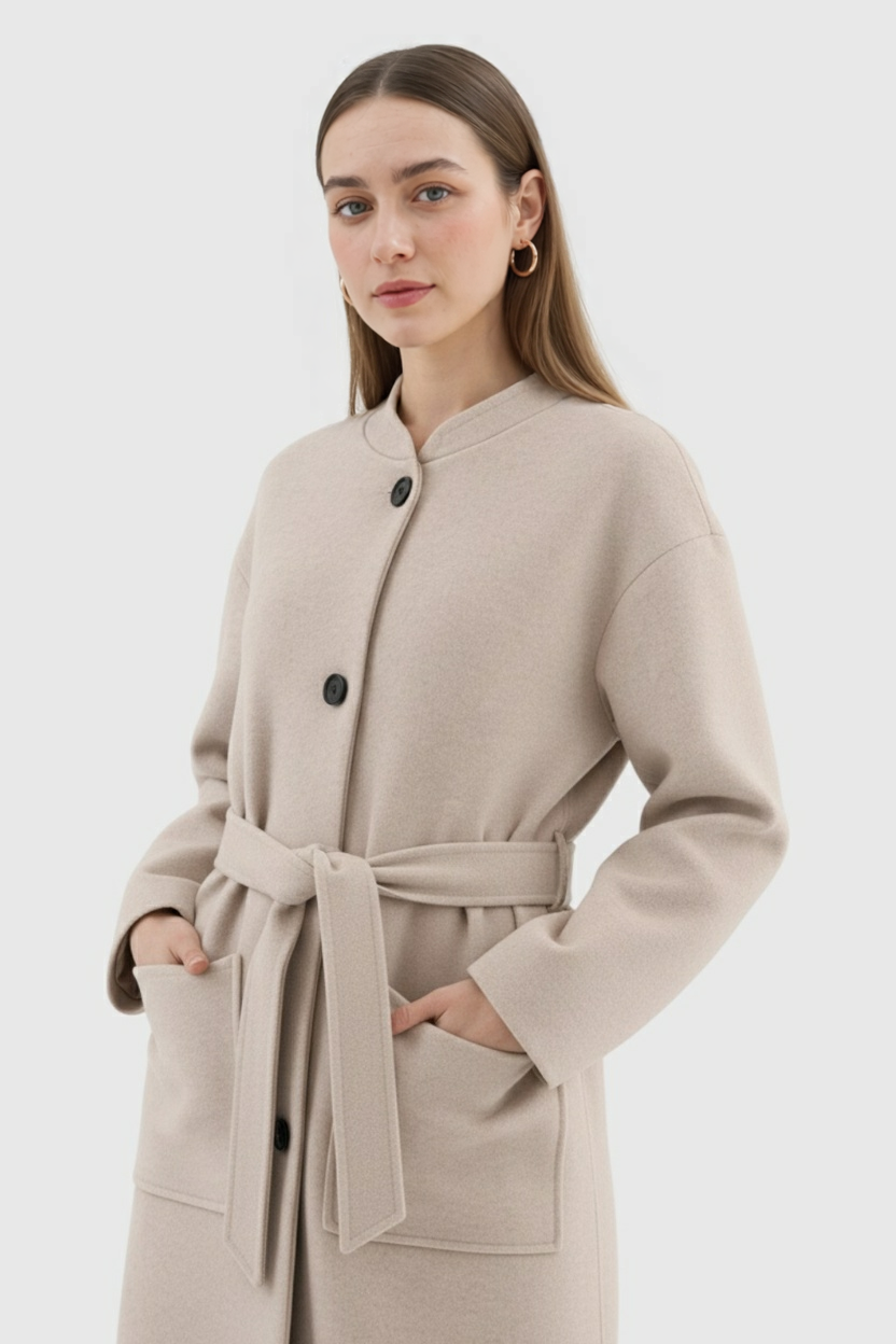 Coat : Women's Long Beige Winter Coat with Crew Neck in van Vanda Liamo