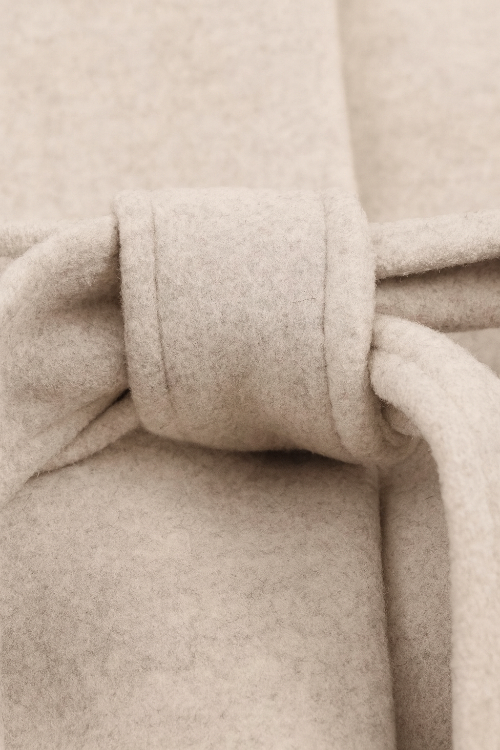 Coat : Women's Long Beige Winter Coat with Crew Neck in van Vanda Liamo