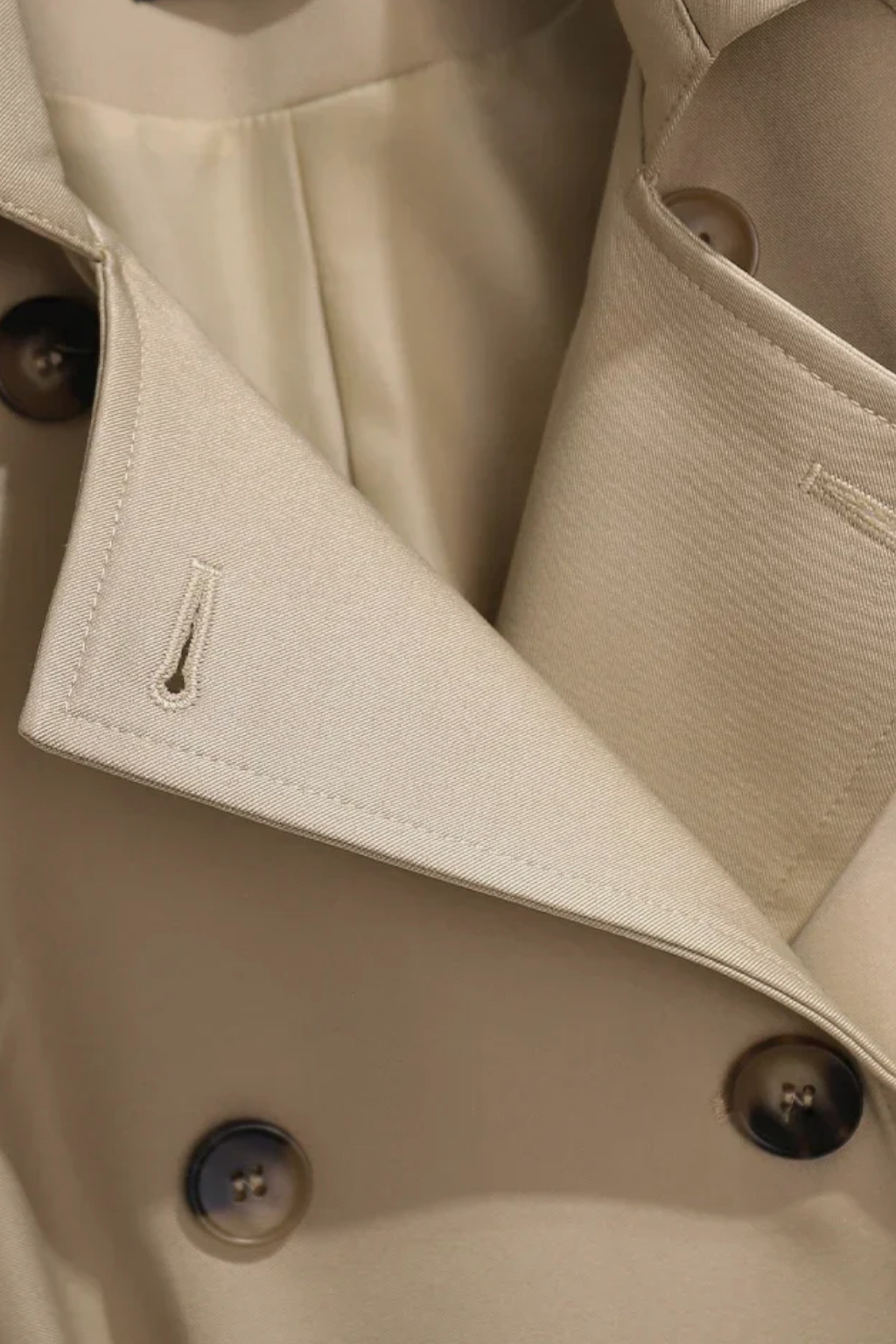 Coat : Women's Classic Khaki Double-Breasted Trench Coat with Belt - Long & Stylish in van Vanda Liamo