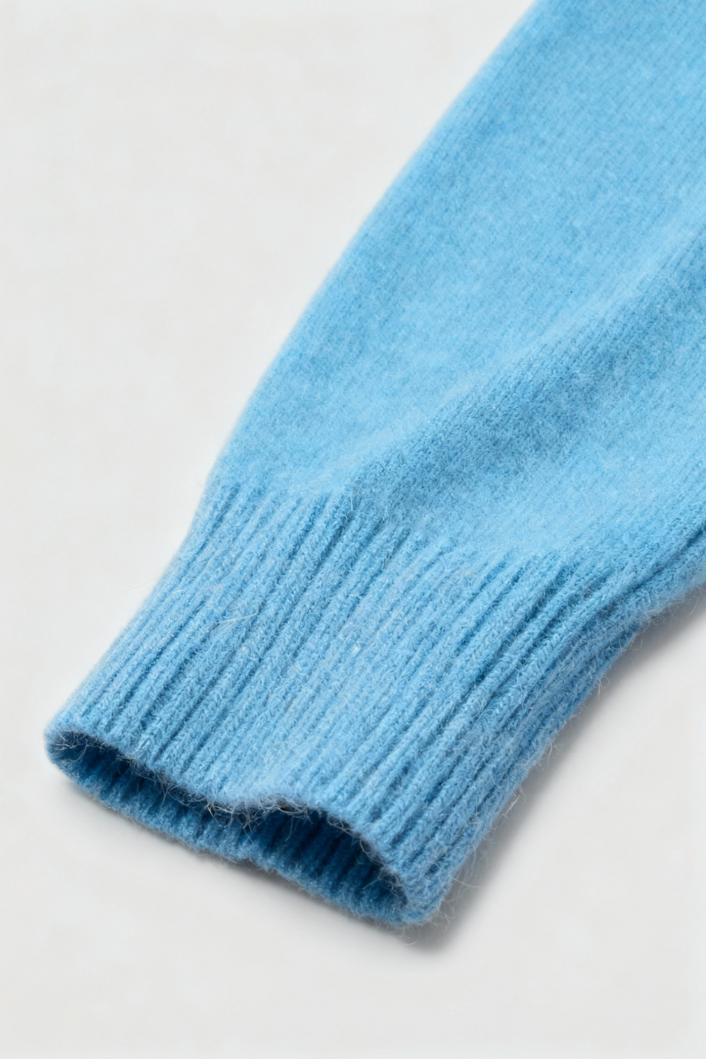 Sweater : Women's Light Blue V-Neck Sweater in van Vanda Liamo