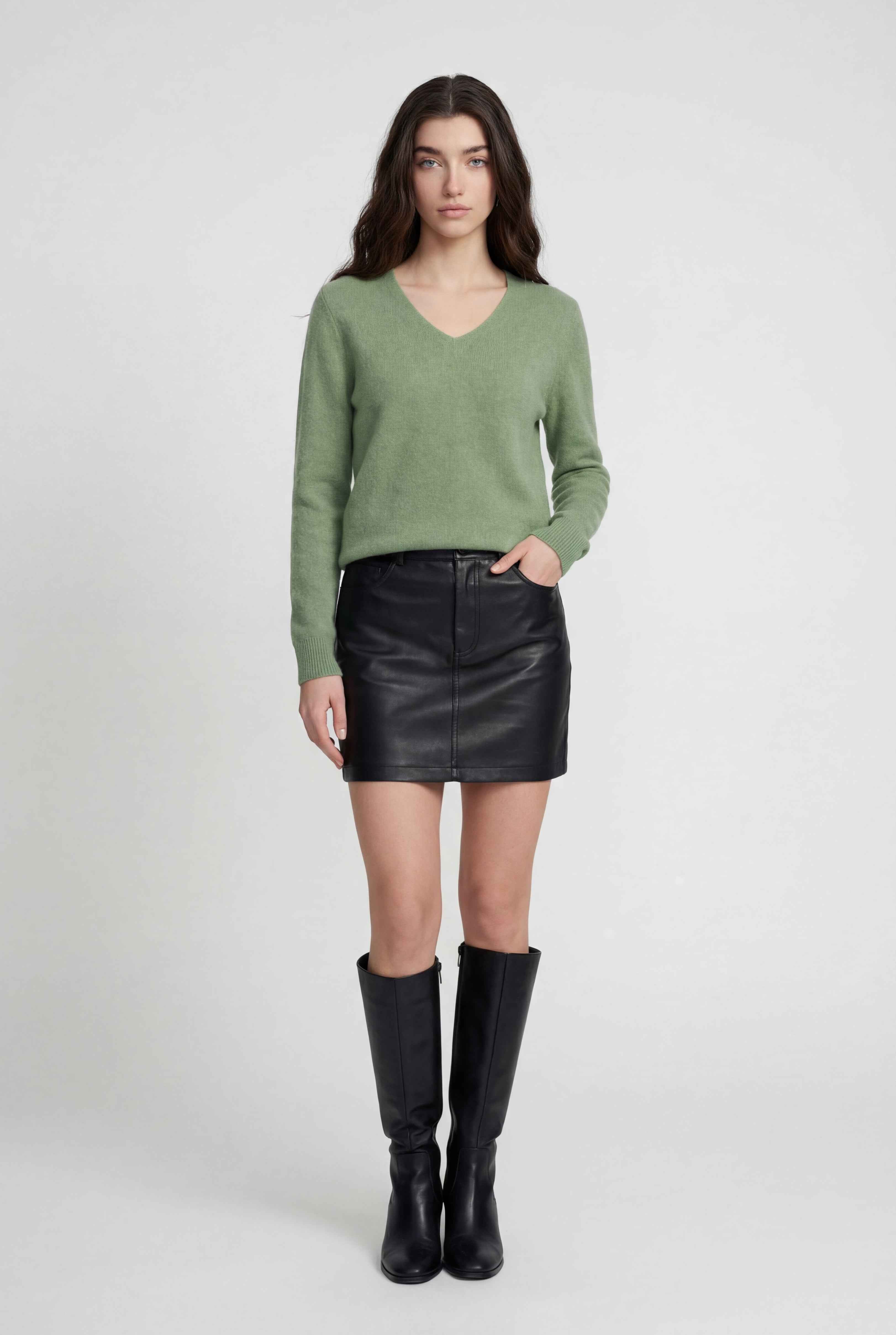 Sweater : Women's Olive Green V-Neck Sweater in van Vanda Liamo