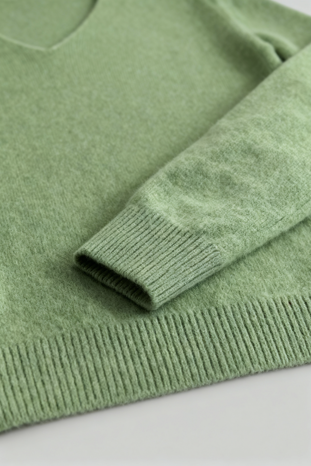 Sweater : Women's Olive Green V-Neck Sweater in van Vanda Liamo