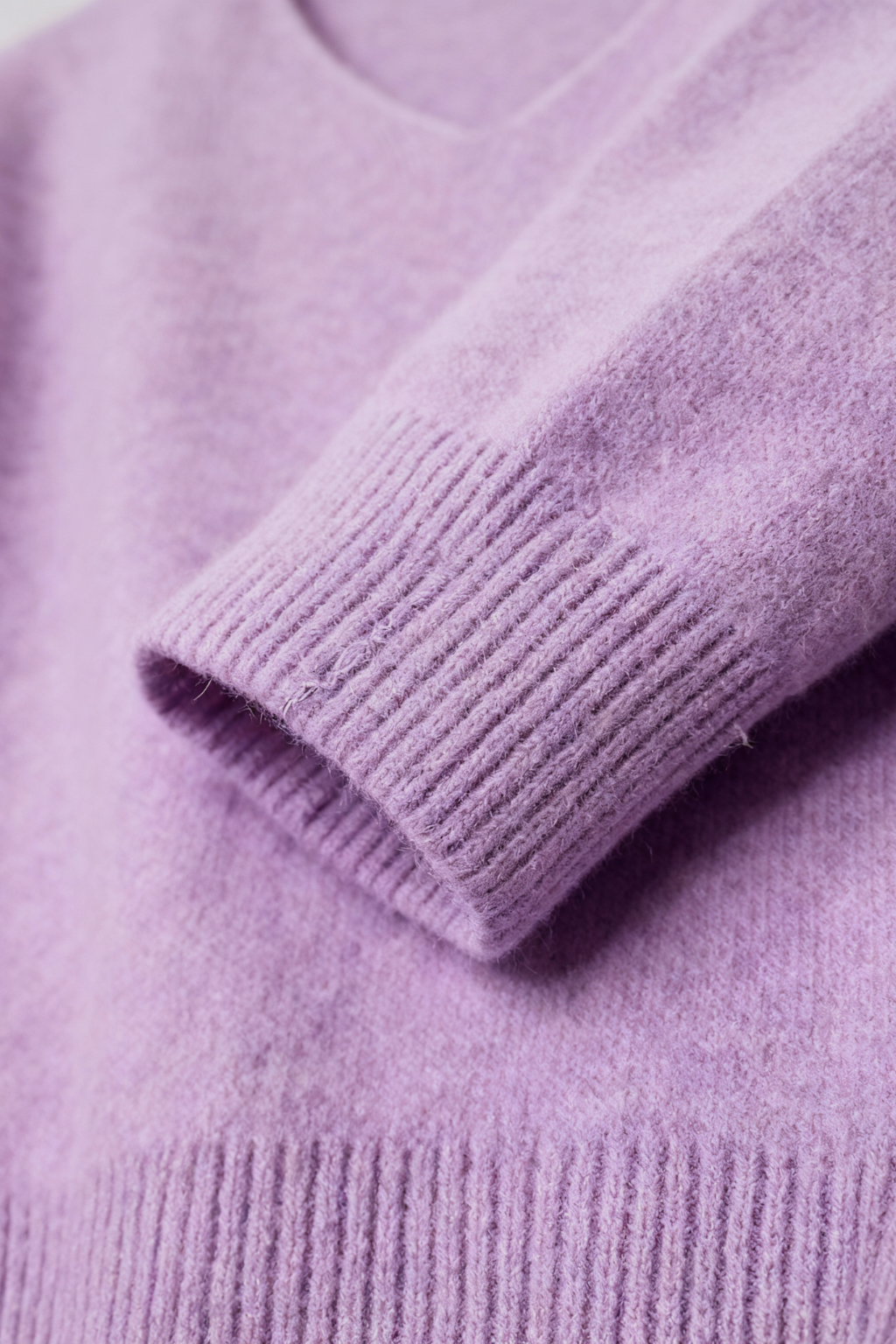 Sweater : Women's Purple V-Neck Sweater in van Vanda Liamo