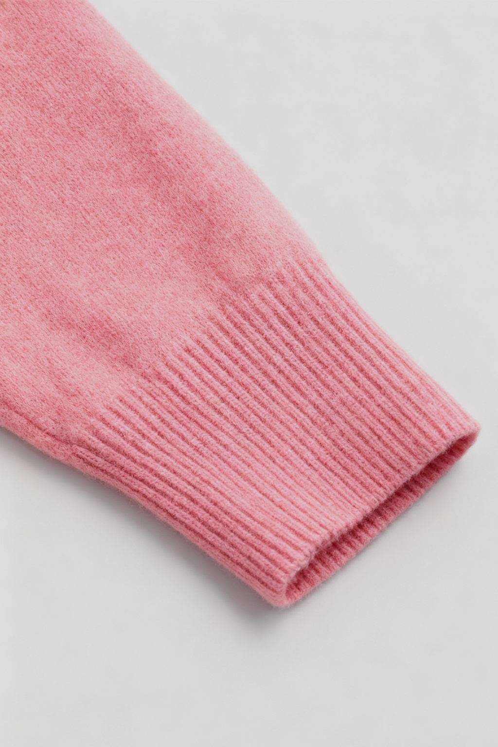 Sweater : Women's Pink V-Neck Sweater in van Vanda Liamo