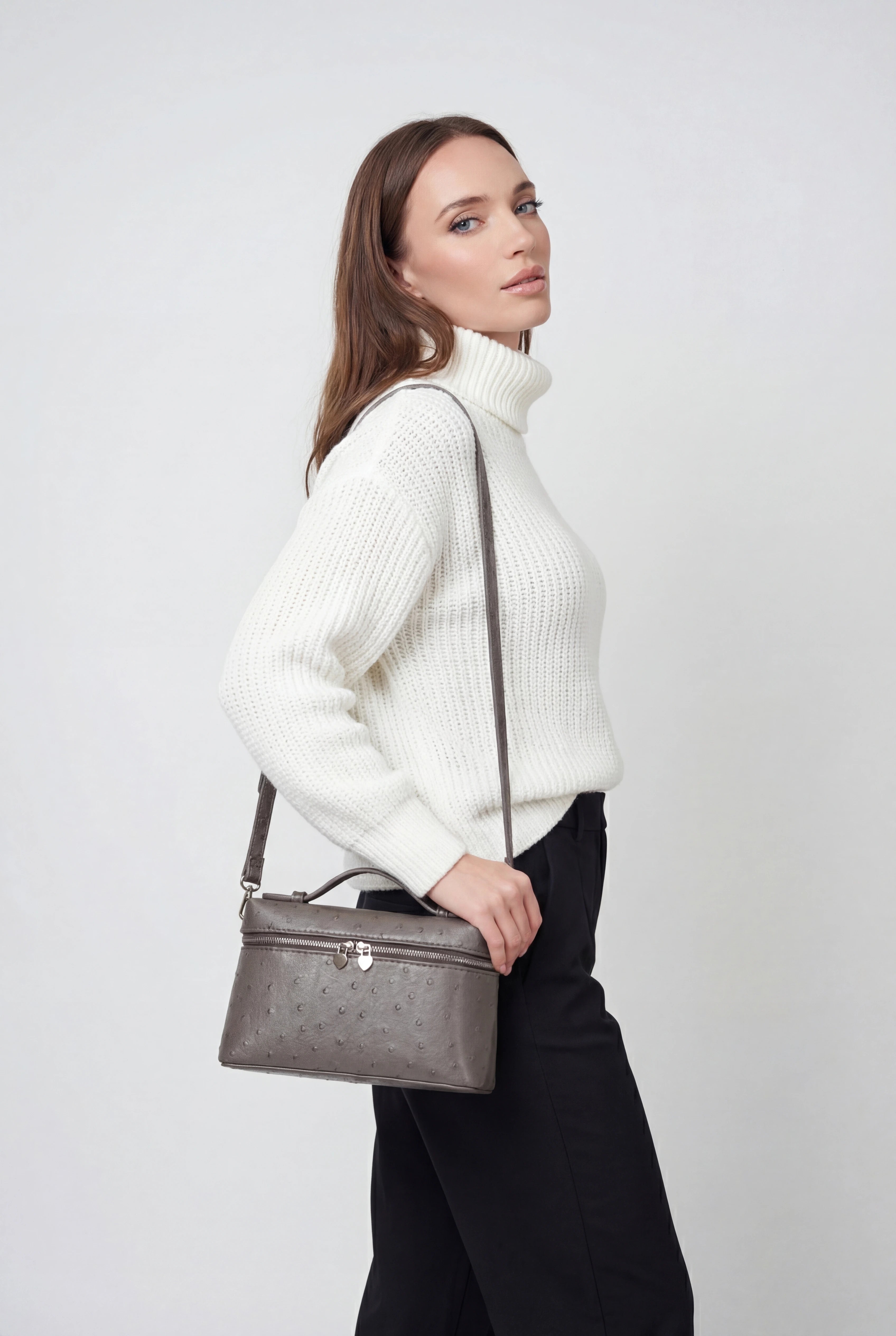 Handbags : Women's Leather Crossbody Bag - Small, Adjustable Strap, Everyday Carry in van Vanda Liamo