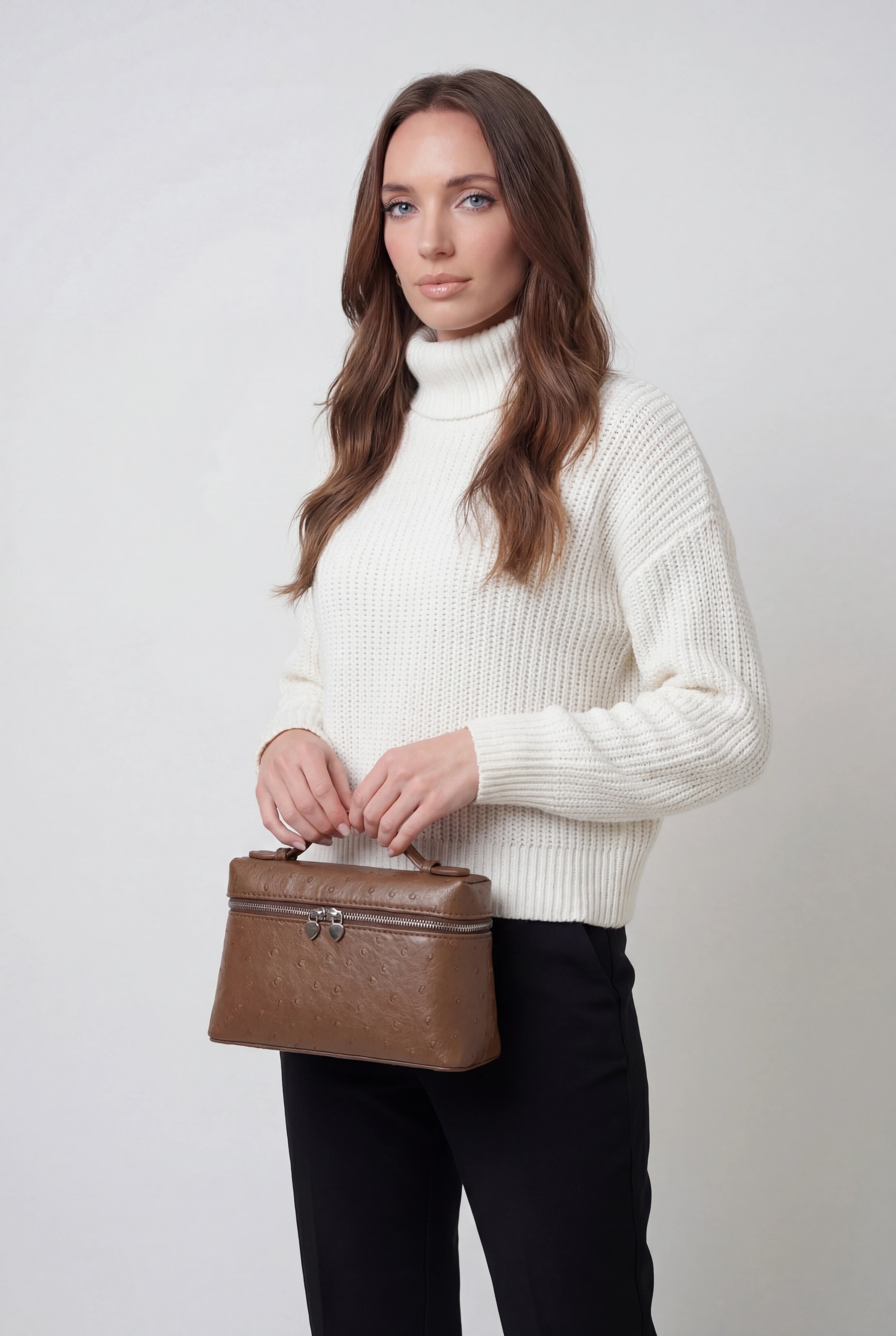 Handbags : Women's Leather Crossbody Bag - Small, Adjustable Strap, Everyday Carry in van Vanda Liamo