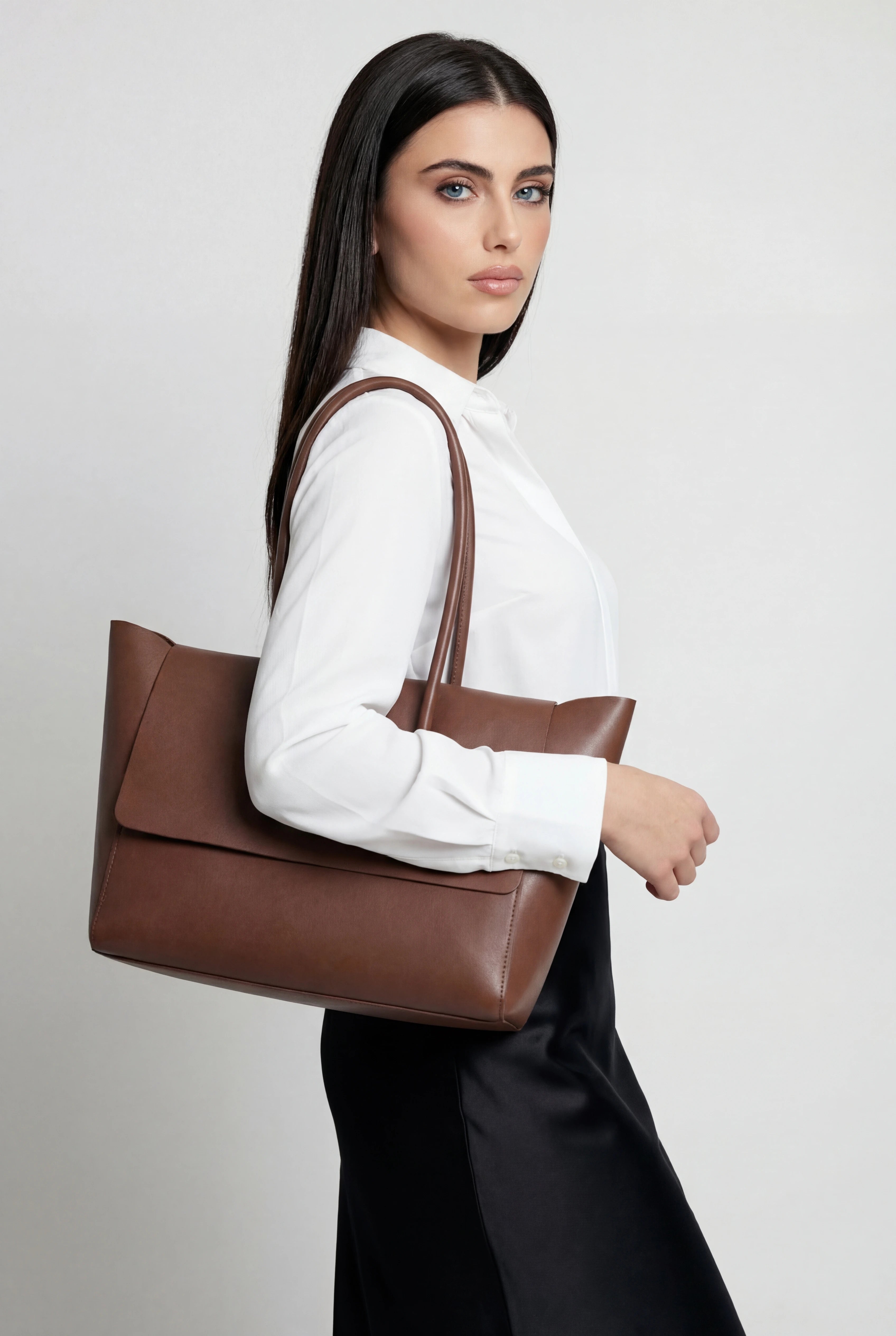 Handbags : Women's Classic Faux Leather Shoulder Bag - Retro Style Handbag with Adjustable Strap in van Vanda Liamo