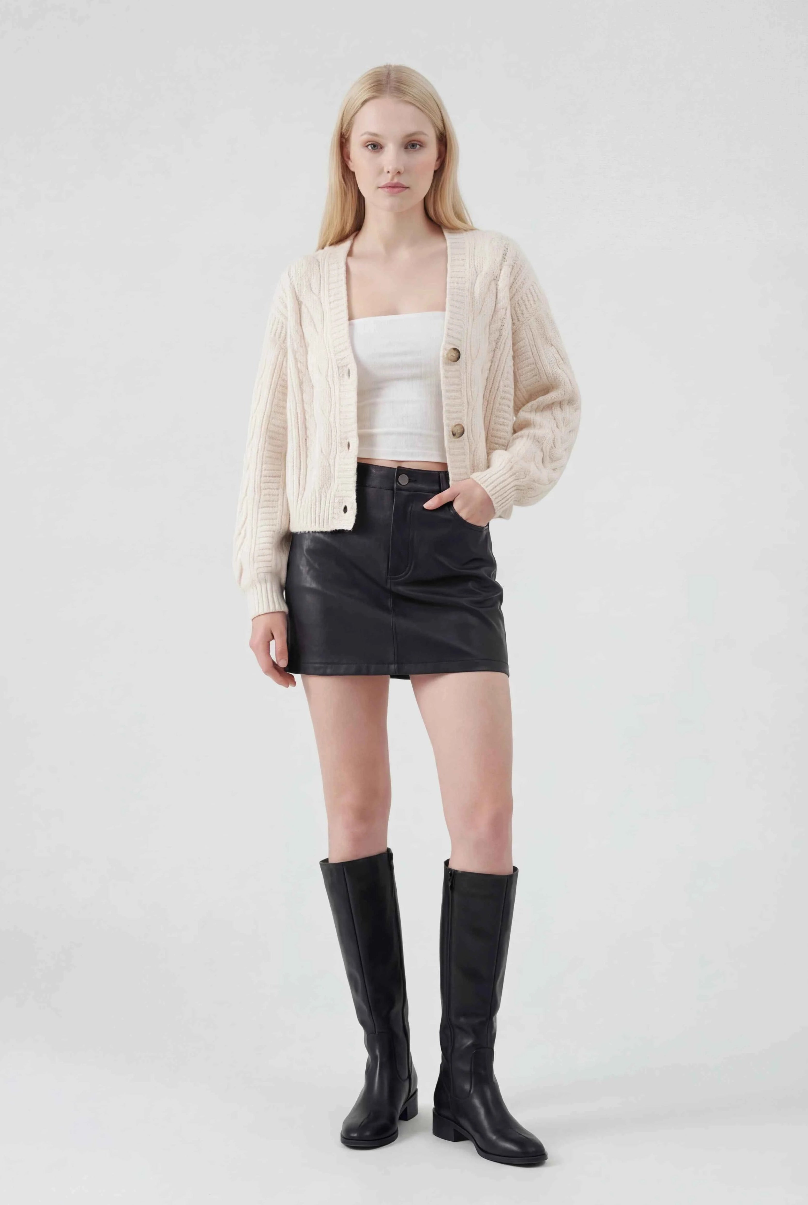 Cardigan : Women's White V-Neck Knit Cardigan Sweater - Lightweight & Soft in van Vanda Liamo