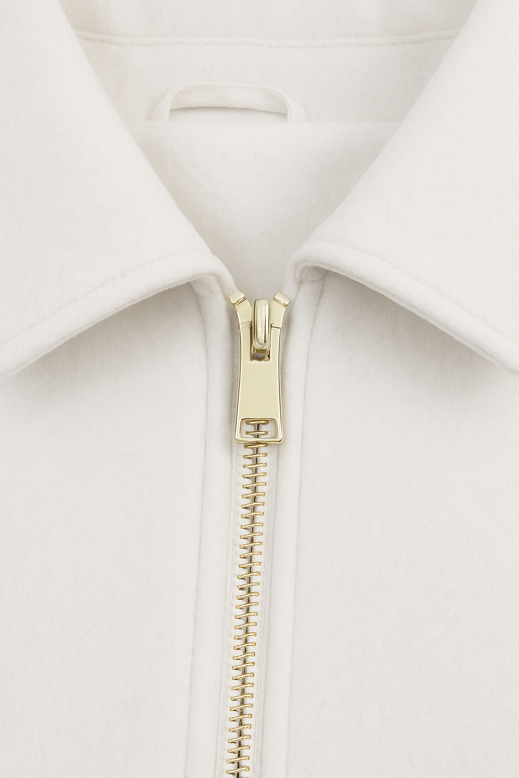 Jacket : Women's White Soft Fleece Zip-Up Jacket - Cozy & Lightweight in van Vanda Liamo