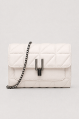 Elegant Quilted Handbag – Classic Silhouette with Lustrous Clasp