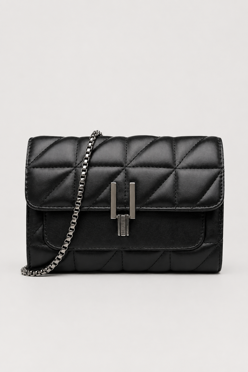 Elegant Quilted Handbag – Classic Silhouette with Lustrous Clasp