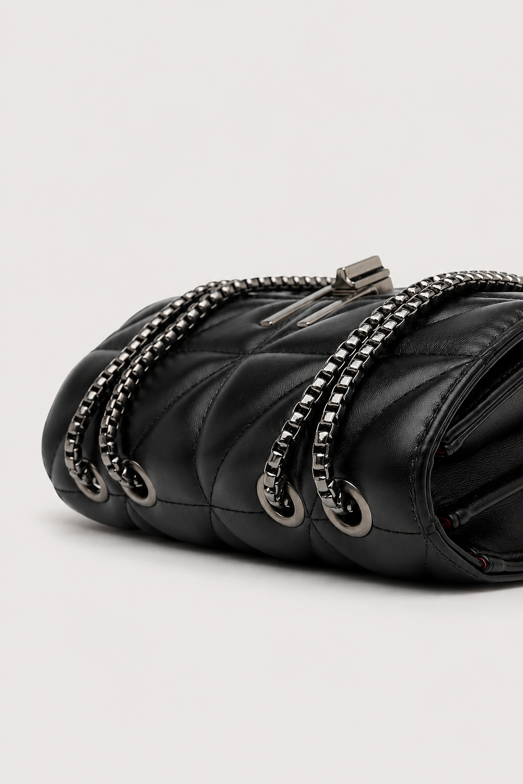 Elegant Quilted Handbag – Classic Silhouette with Lustrous Clasp