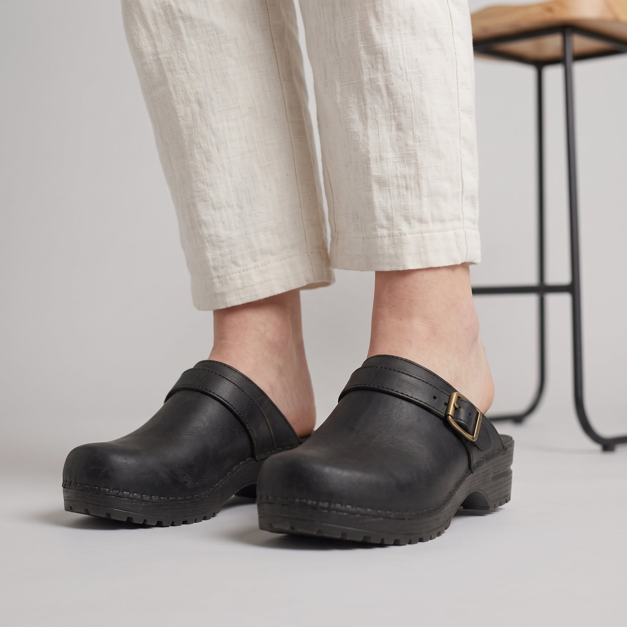 Men's Ergonomic Clogs - Adaptive Sole, Supportive Comfort