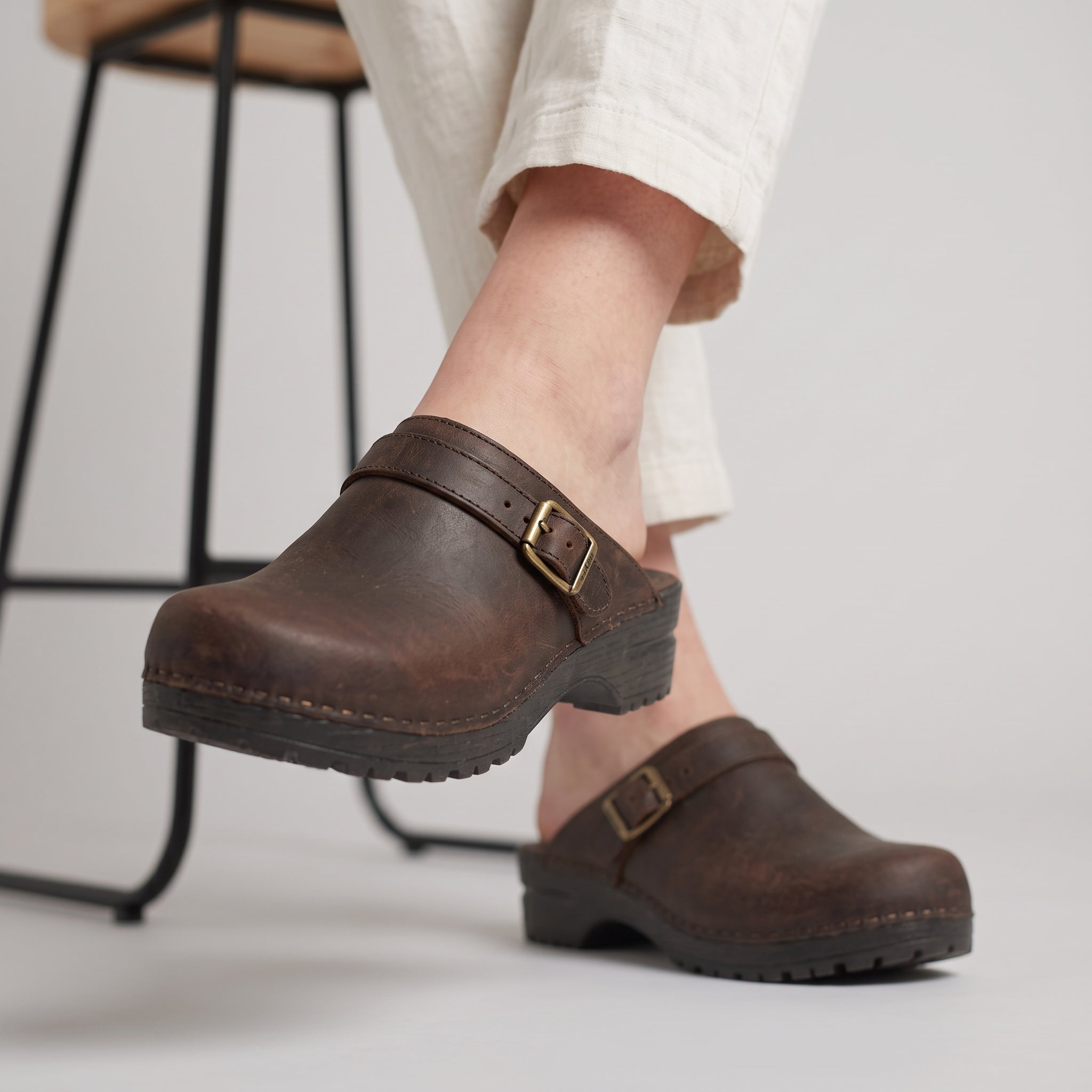 Men's Ergonomic Clogs - Adaptive Sole, Supportive Comfort