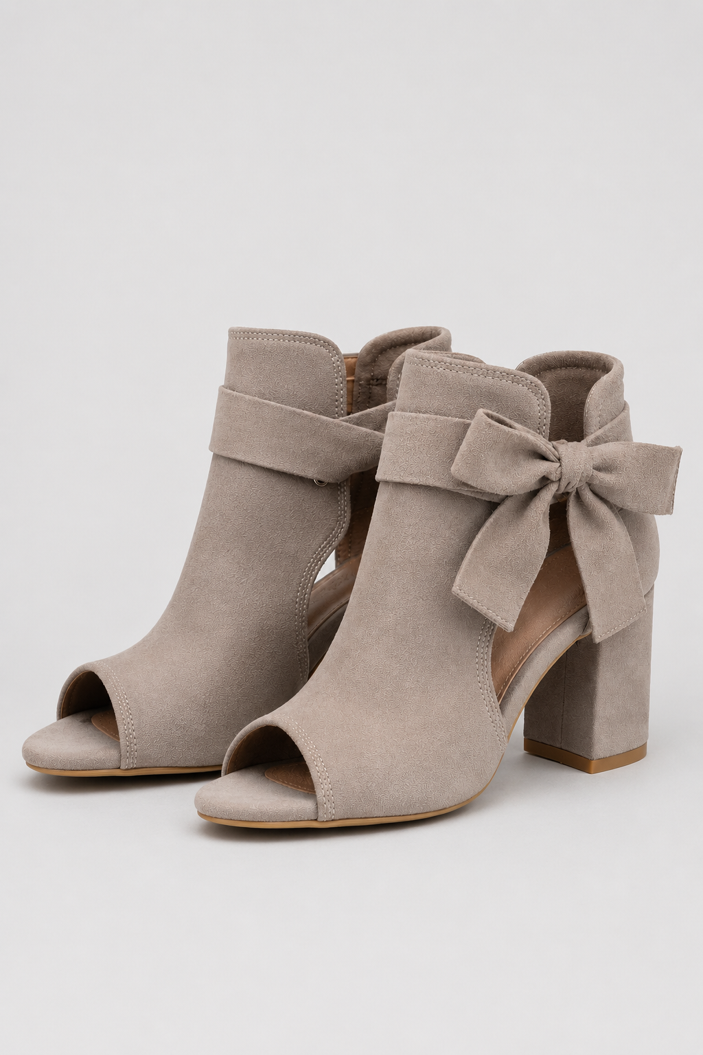 Grijze peep toe blokhakken – Zachte taupe enkellaarsjes met strik bij de enkel