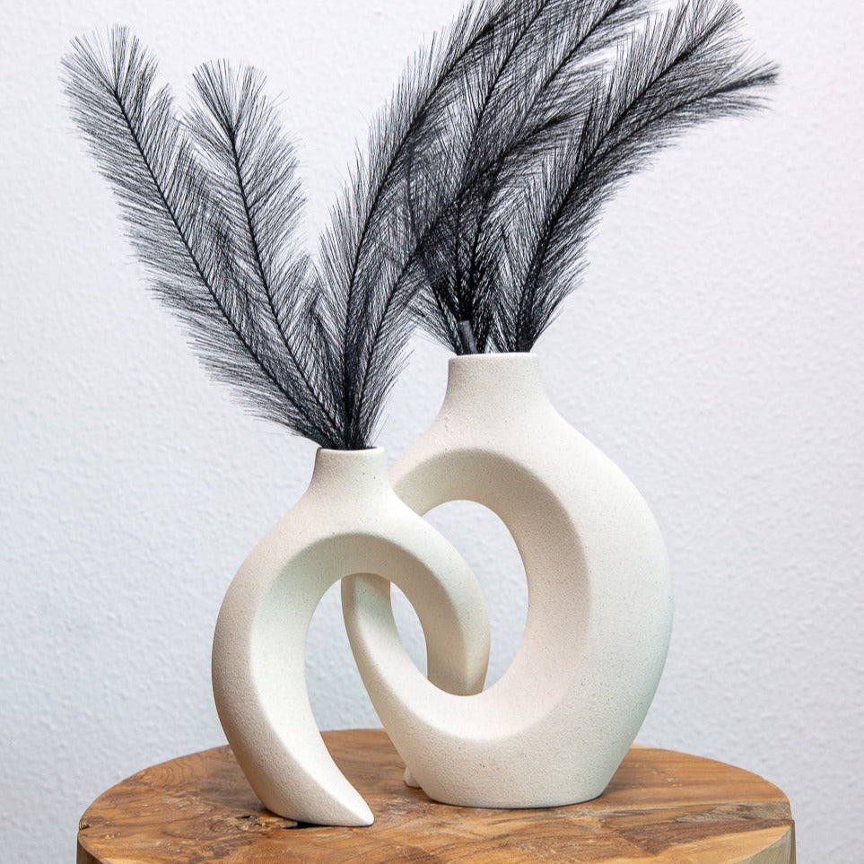 house & garden : Intertwined Ceramic Floral Vase in van Vandaliamo