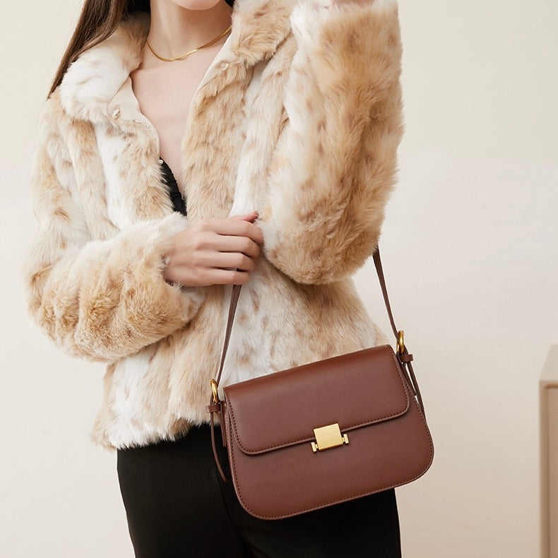 Elegant Shoulder Bag with Gold Closure - Luxury Design for Every Day