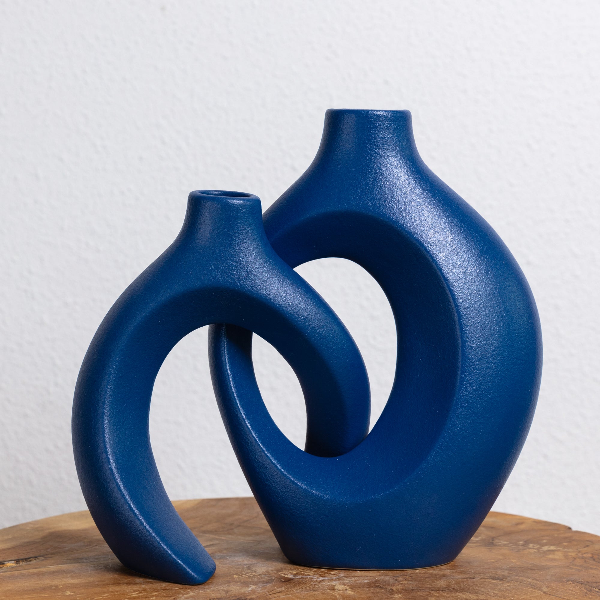house & garden : Intertwined Ceramic Floral Vase in van Vandaliamo
