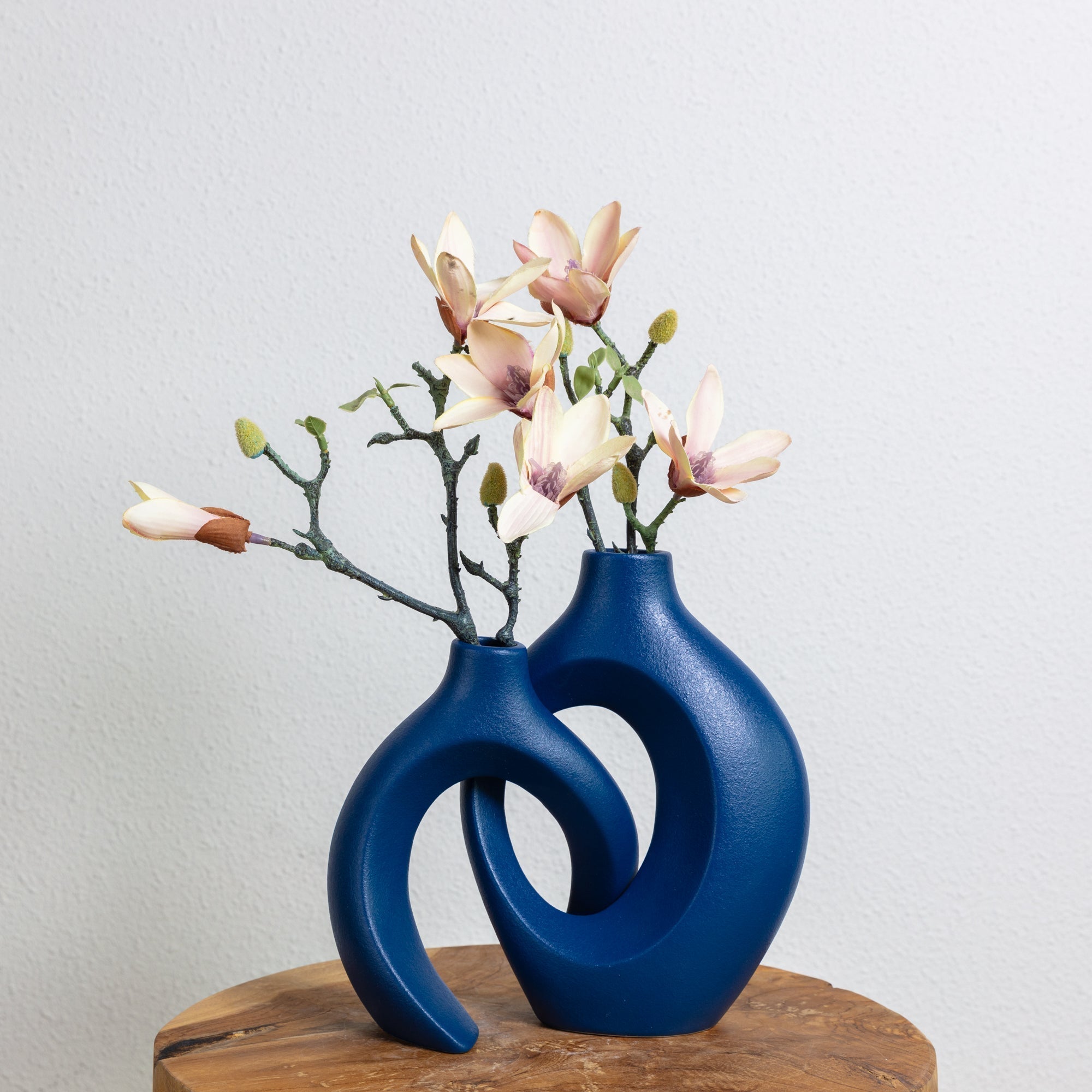 house & garden : Intertwined Ceramic Floral Vase in van Vandaliamo