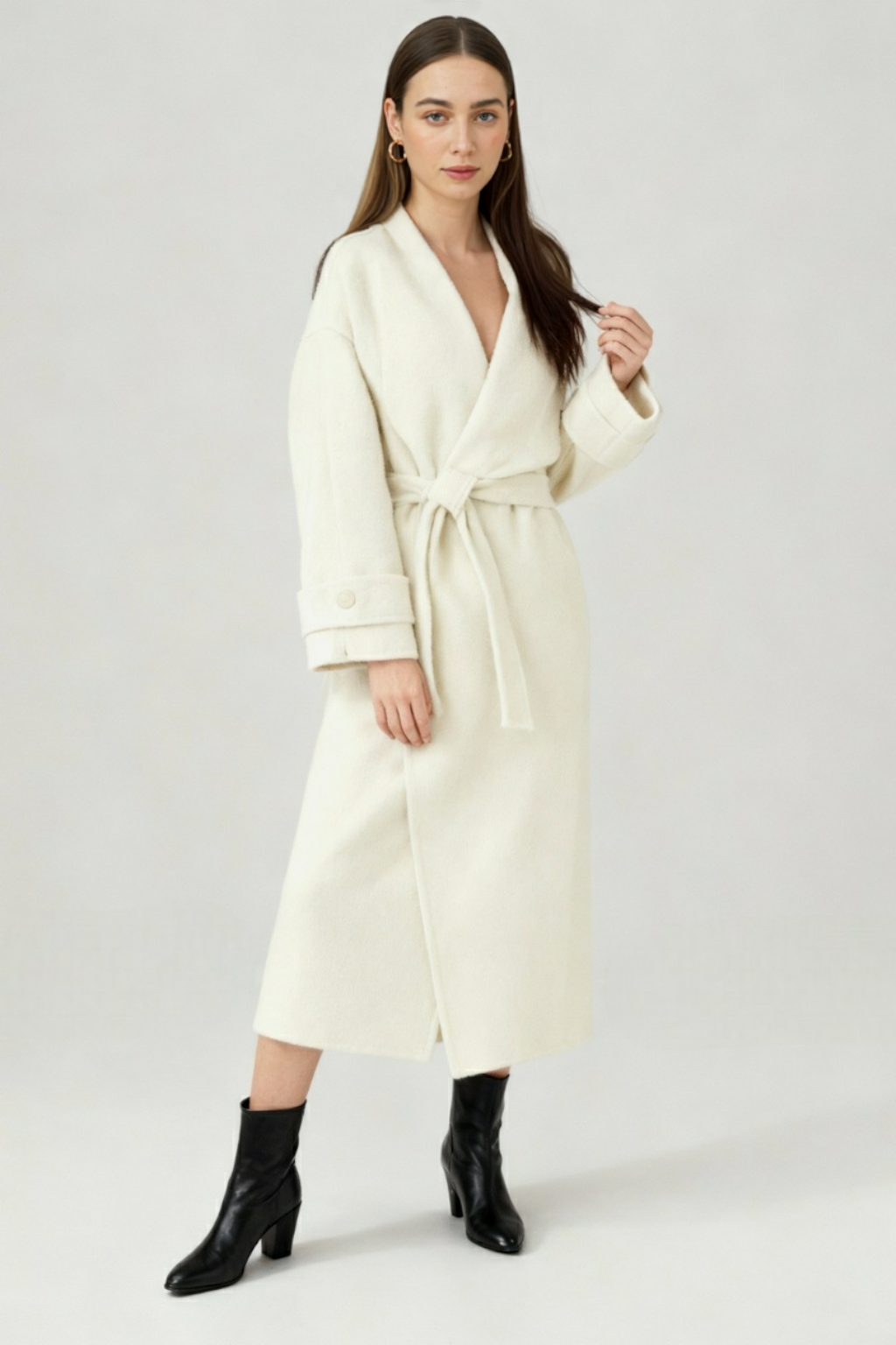 Coat : Women's Long Beige Winter Coat - Warm & Stylish Outerwear in van Vanda Liamo