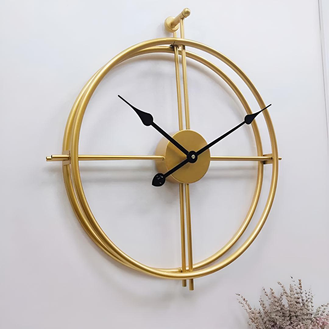 Home Decor : Large Silent Wall Clock - Modern Minimalist Design in Gold with Black van Vandaliamo