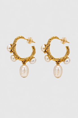 Earrings : Molten Texture Baroque Pearl Hoop Earrings - Organic Form & Iridescent Polish in Gold van Vandaliamo