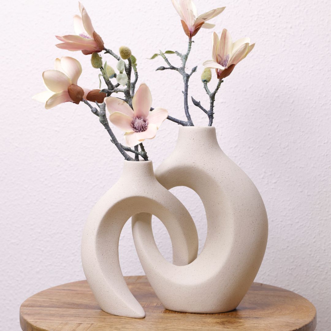 house & garden : Intertwined Ceramic Floral Vase in van Vandaliamo