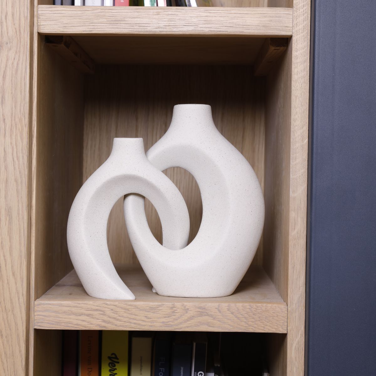 house & garden : Intertwined Ceramic Floral Vase in van Vandaliamo
