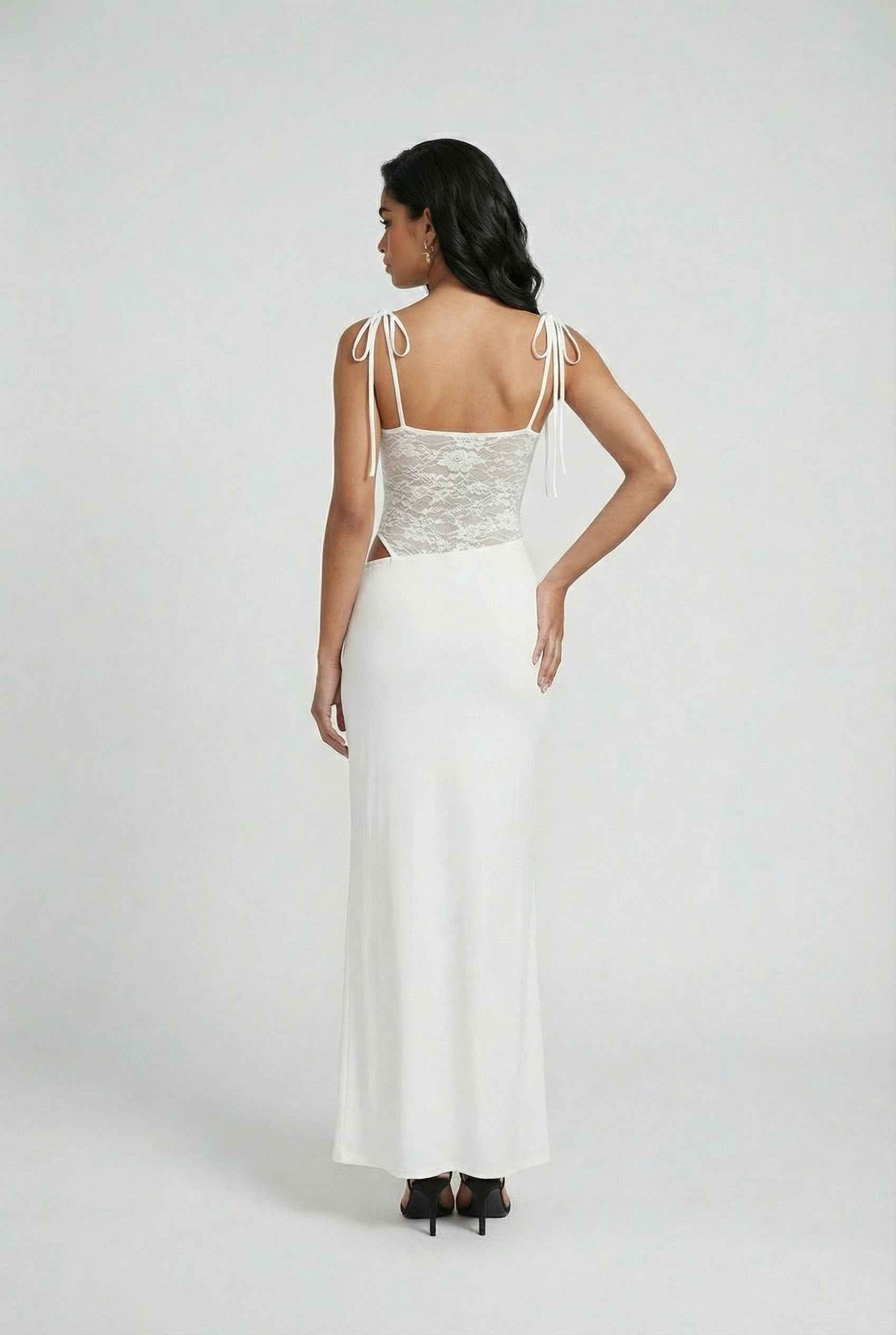 Women's Dresses : Women's Elegant Lace Evening Gown - Floor-Length Formal Party Dress in van Vanda Liamo