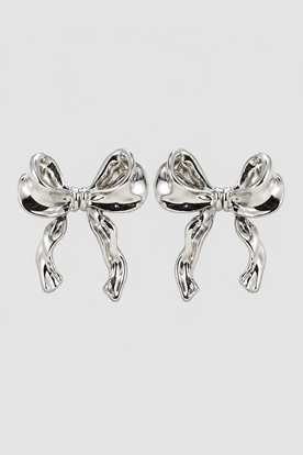 Earrings : Ribbon Bow Earrings – Delicate Charm for Day to Night in Silver van Vandaliamo