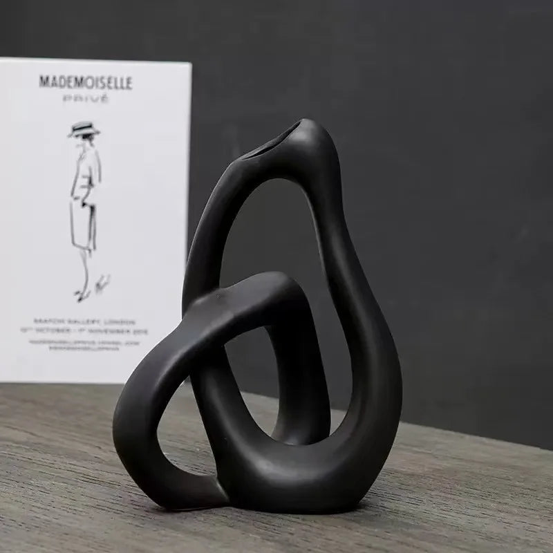 Home Decor : Timeless Ceramic Vase - Minimalist Home Decor in Black van Vandaliamo