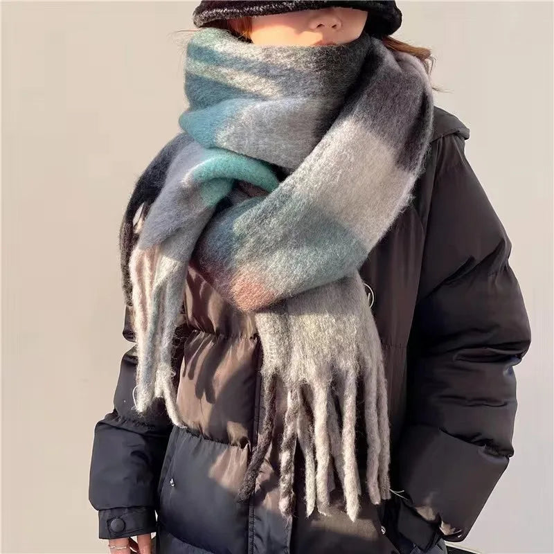 Scarves : Women's Oversized Winter Scarf with Gradient Color and Fringe in White van Vanda Liamo
