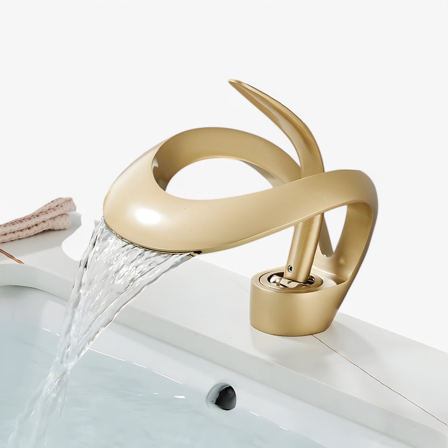 Tammy | Vandfaldsarmatur - Stilfuldt, holdbart og blødt vandflow - Børstet Guld - house & garden - {{ product_tags }