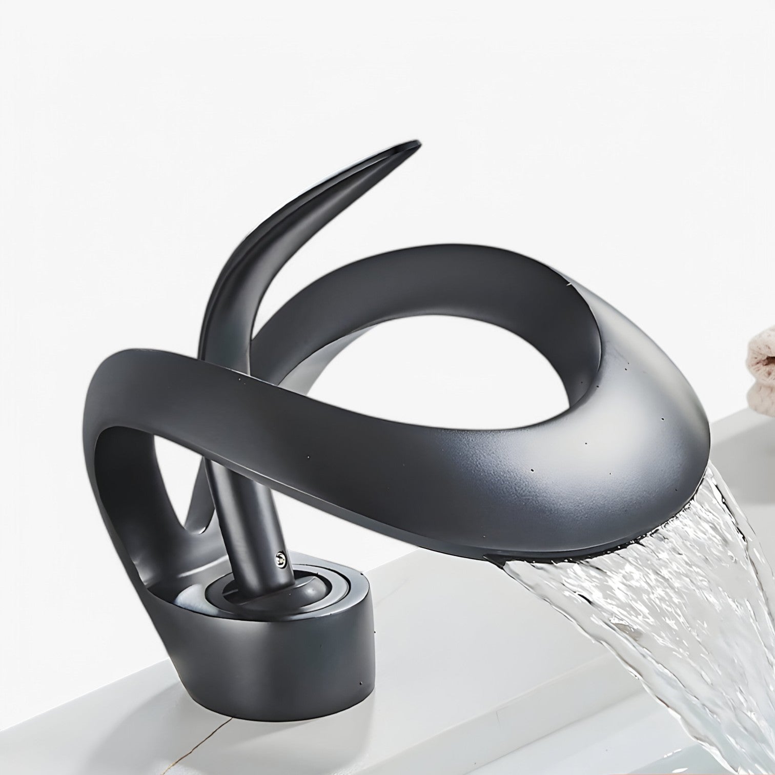 Tammy | Vandfaldsarmatur - Stilfuldt, holdbart og blødt vandflow - Mat Sort - house & garden - {{ product_tags }
