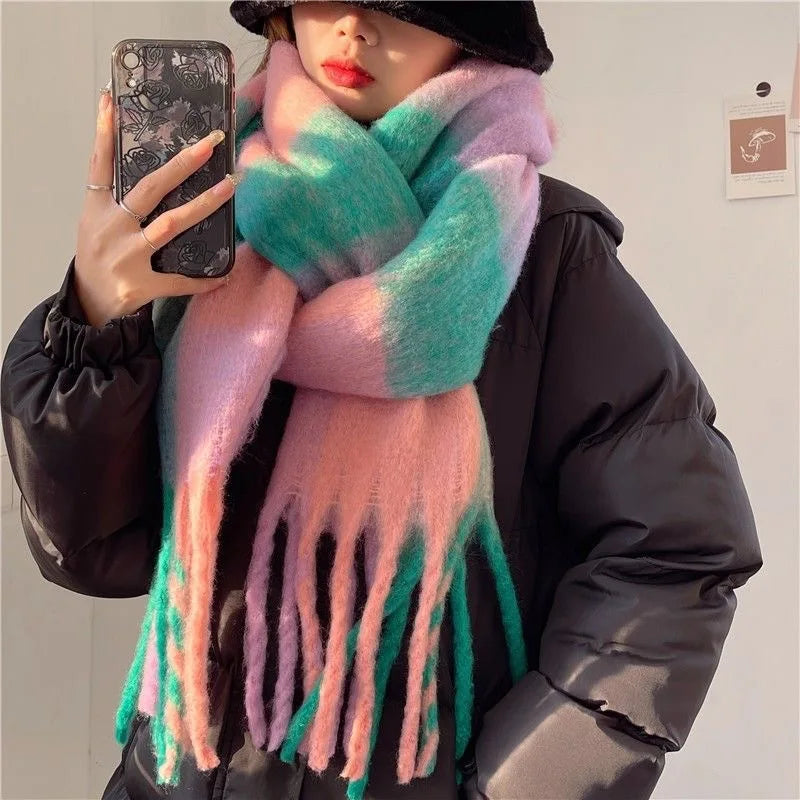Scarves : Women's Oversized Winter Scarf with Gradient Color and Fringe in Pink van Vanda Liamo