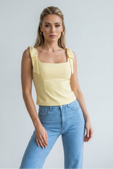 Top ajustado amarillo con tirantes y detalle de lazo para mujer - ligero y sin mangas