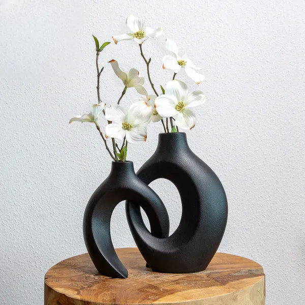 house & garden : Intertwined Ceramic Floral Vase in van Vandaliamo