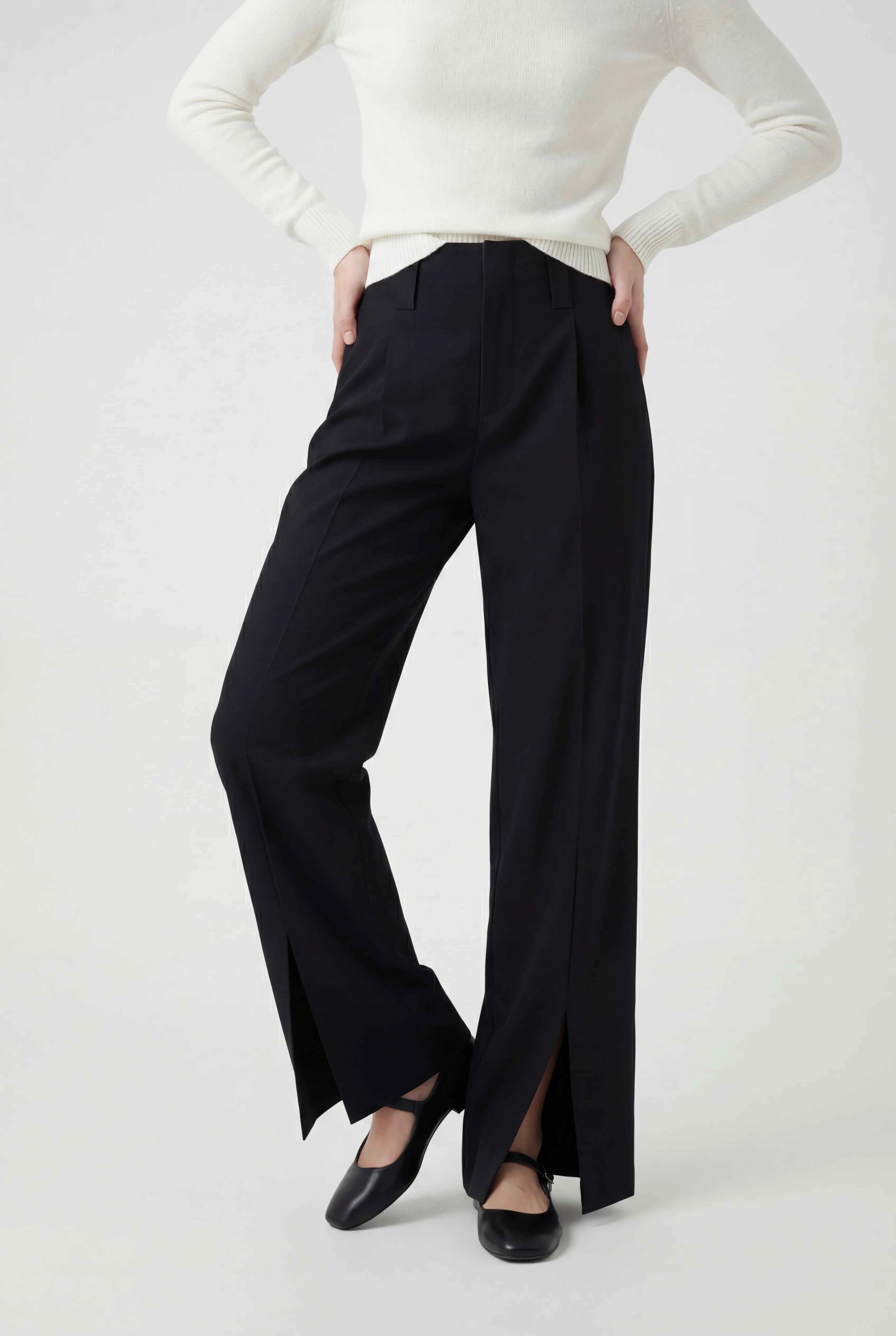 Pants : Women's High-Waisted Black Pleated Pants in van Vanda Liamo