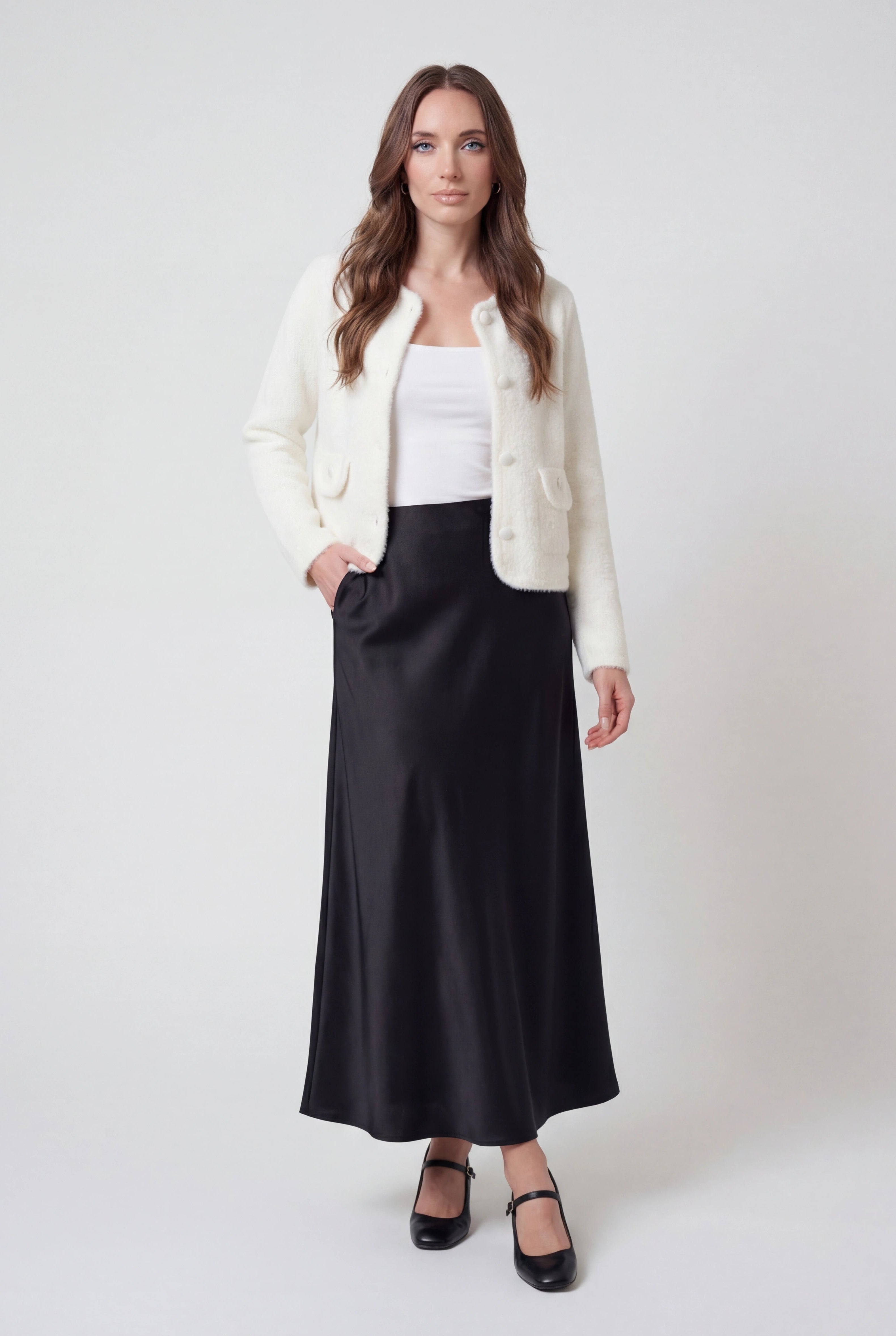 Cardigan : Women's White Knitted Round Neck Cardigan, Long Sleeves in van Vanda Liamo