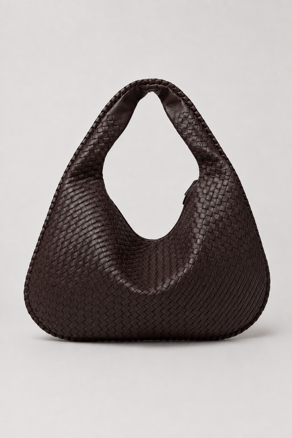 Schoudertas : Women's Braided Vegan Leather Shoulder Bag - Trendy Woven Handbag in Brown van Vandaliamo