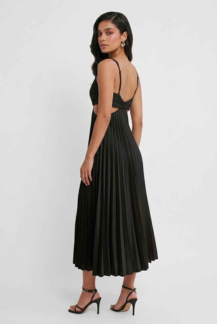 Maxi Dresses : Women’s Classic Black Pleated Dress – Timeless Elegance in Motion in van Vanda Liamo
