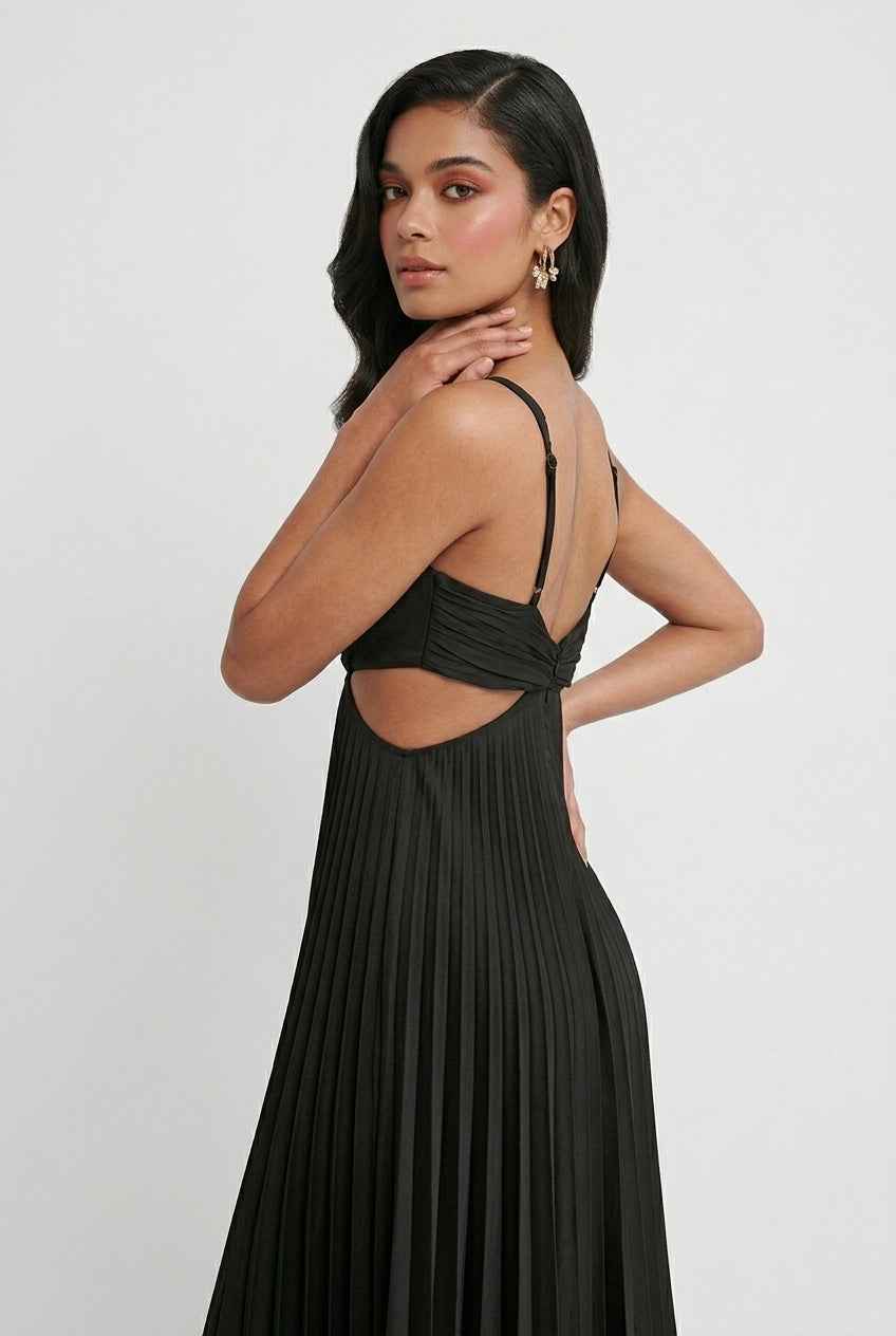 Maxi Dresses : Women’s Classic Black Pleated Dress – Timeless Elegance in Motion in van Vanda Liamo