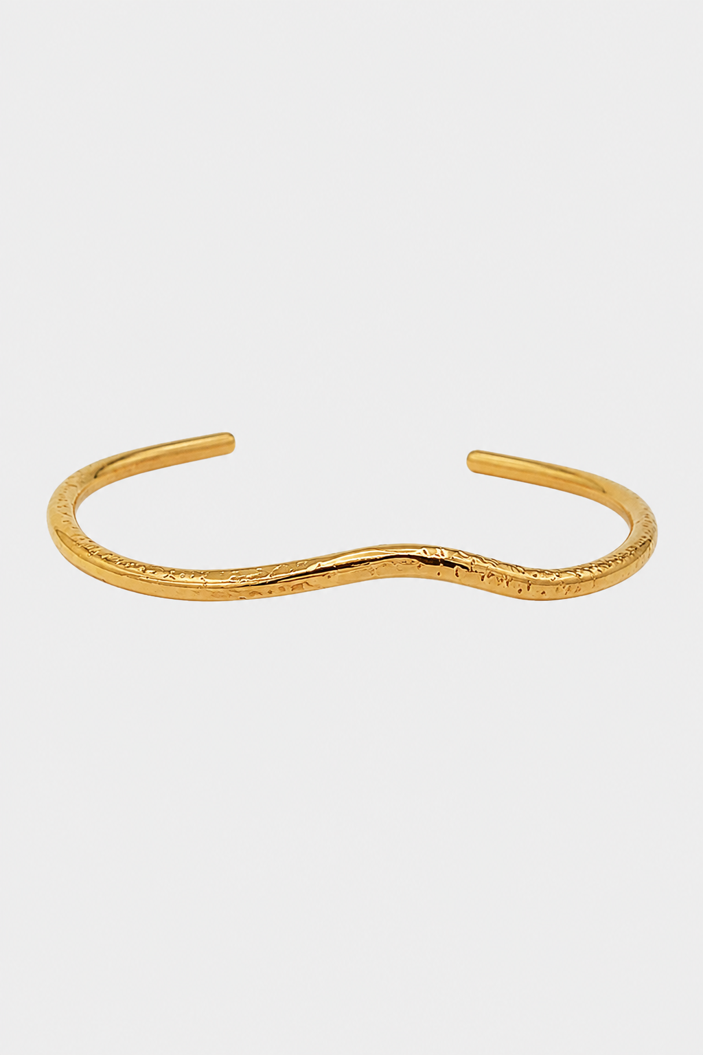 Women’s Gold Wave Bangle – Subtle Sparkle & Modern Style