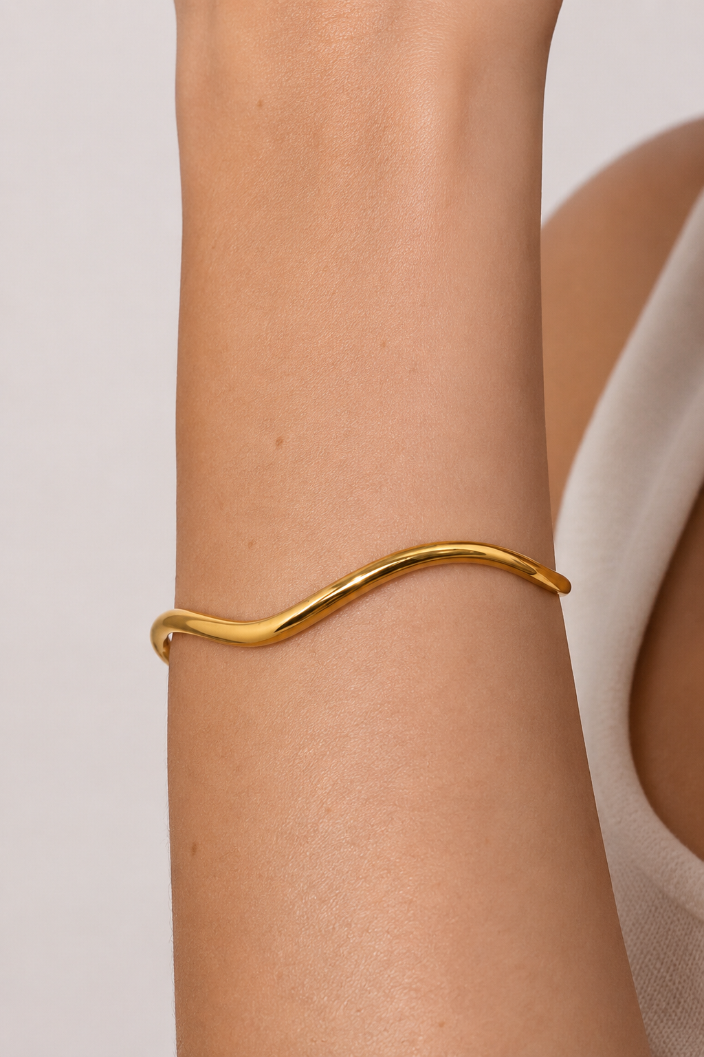 Women’s Gold Wave Bangle – Subtle Sparkle & Modern Style