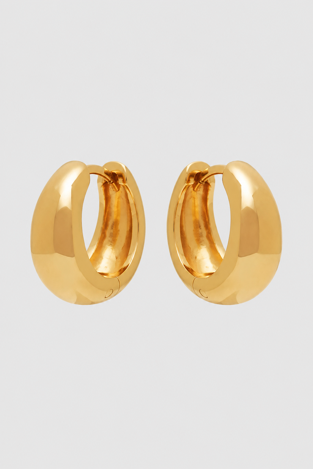 Earrings : Women’s Puffed Oval Hoop Earrings - Seamless Latch Closure & Daily Elegance in Gold van Vandaliamo