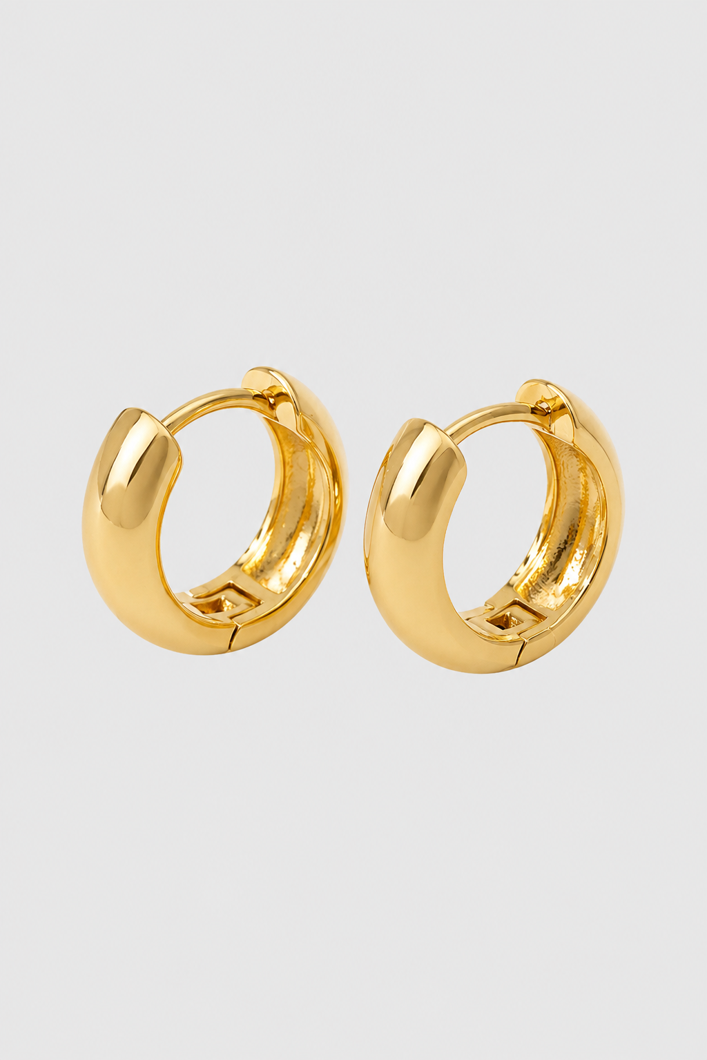 Earrings : Women’s Puffed Oval Hoop Earrings - Seamless Latch Closure & Daily Elegance in van Vandaliamo