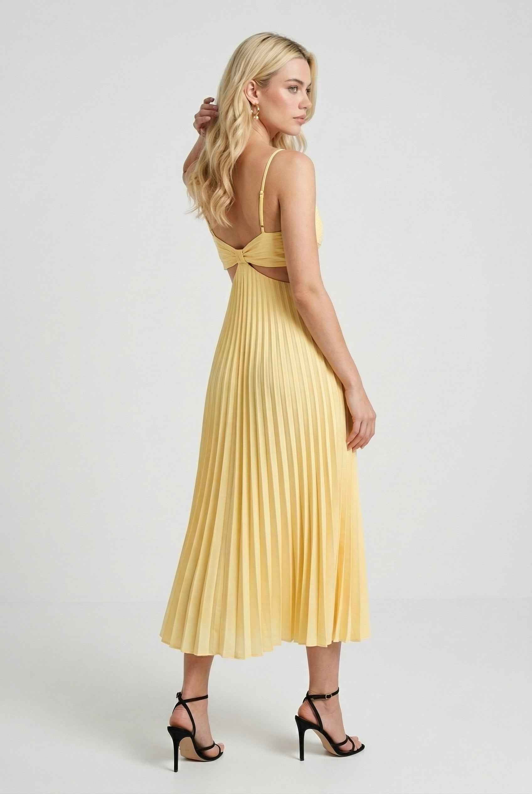 Maxi Dresses : Women’s Sunlit Pleated Dress – Flowing Elegance for Warm Days in van Vanda Liamo