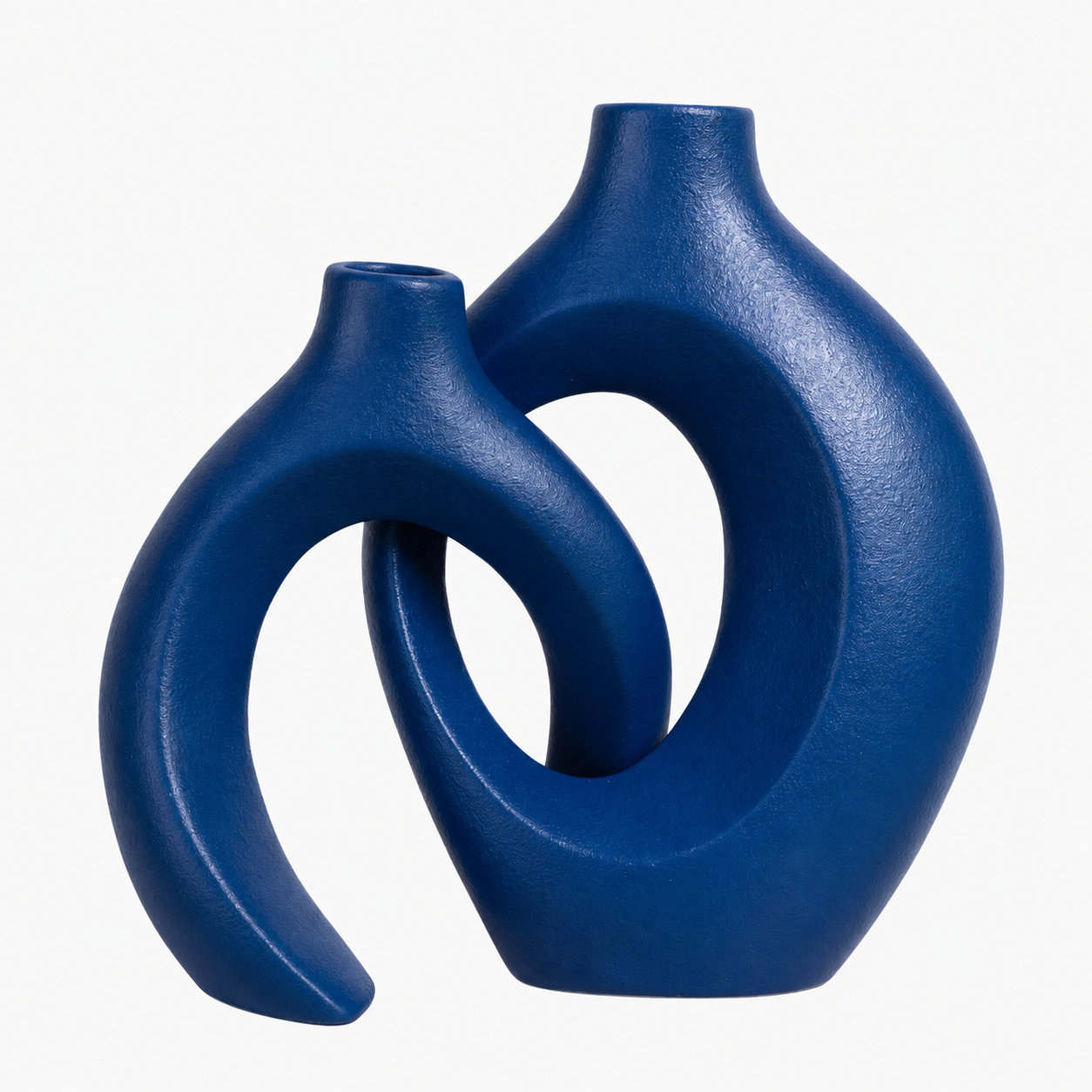 house & garden : Intertwined Ceramic Floral Vase in Indigo Blue van Vandaliamo