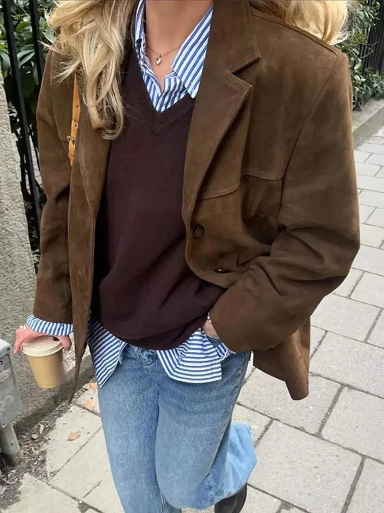 Outerwear : Women's Oversized Blazer - Brown Suede-Look with Lapel Collar in van Vanda Liamo