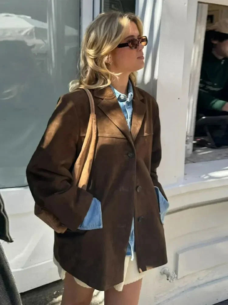Outerwear : Women's Oversized Blazer - Brown Suede-Look with Lapel Collar in Bruin van Vanda Liamo